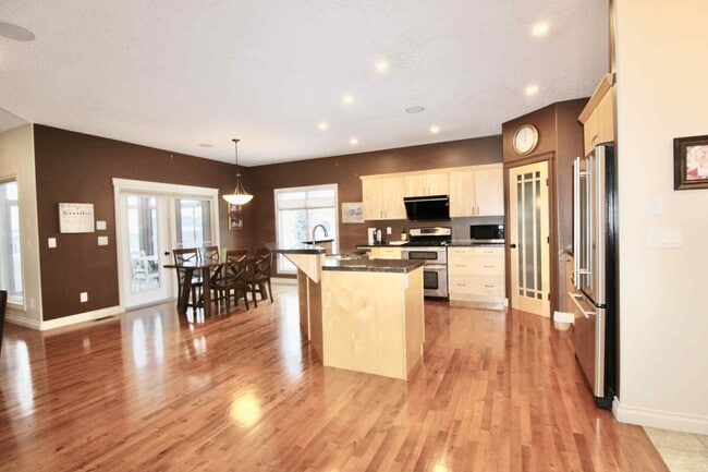 Photo du bâtiment - 9002 Lakeshore Dr
