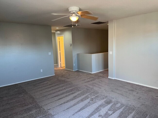 Foto del edificio - 5 bed 3 bath 3 car garage in San Tan Valley