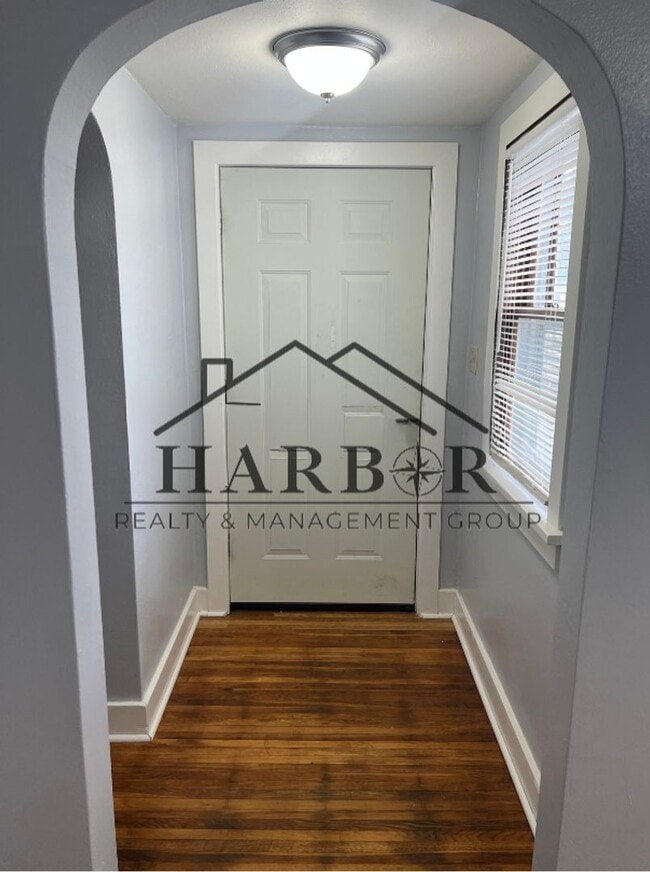 Building Photo - Bright and Comfortable Living!