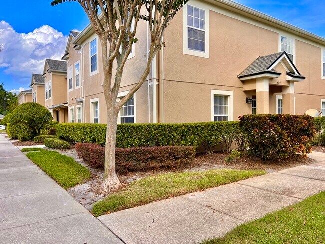 Foto del edificio - Gorgeous 3-bedroom, 2 1/2-bath End Unit To...