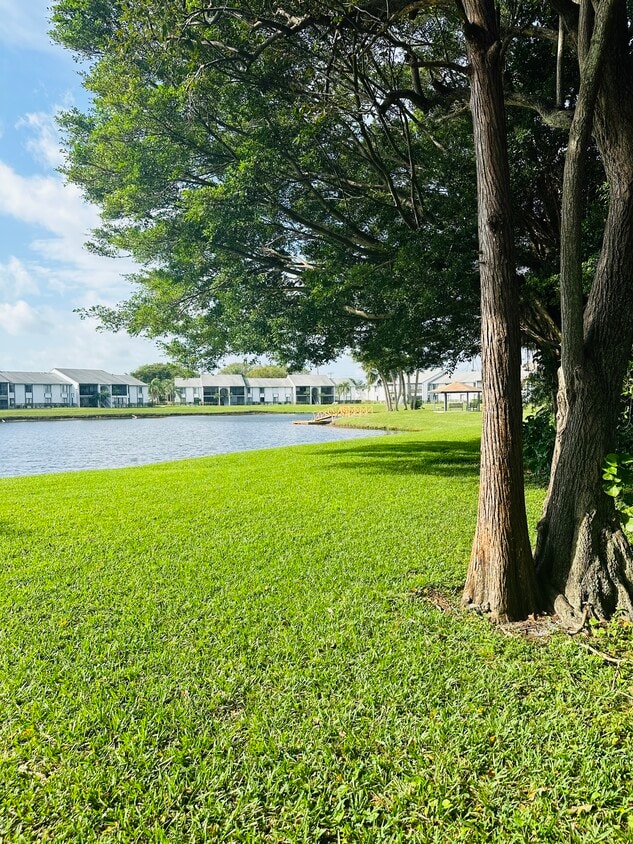 Building Photo - 1009 Green Pine Blvd