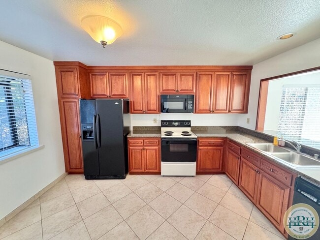 Foto del edificio - Charming 3-Bedroom, 2.5-Bathroom Condo in Novato