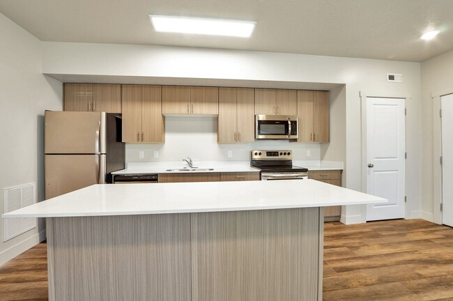 Building Photo - Stunning 2 Bed - 2 Bath - Pet Friendly Con...