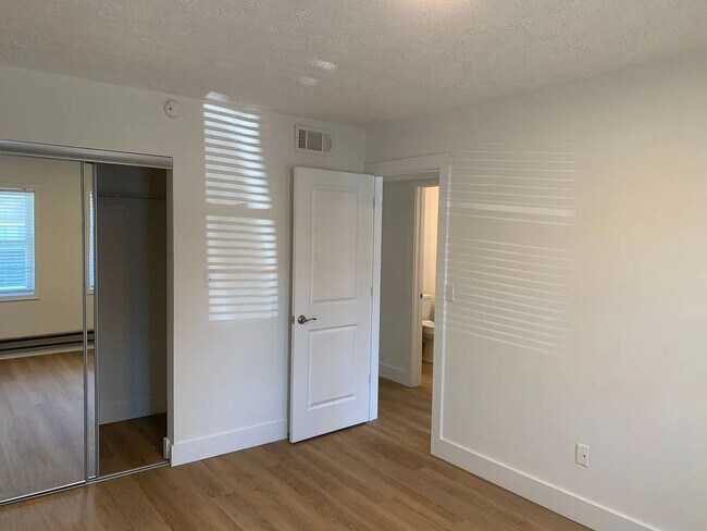 Building Photo - 400-402 S Henderson