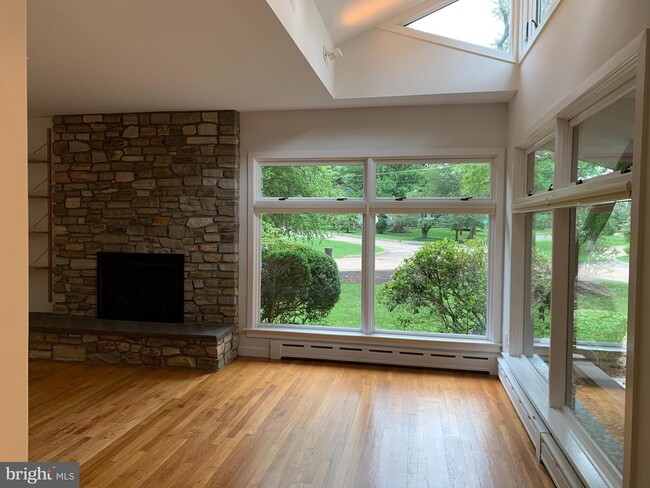 Building Photo - 179 Longview Dr