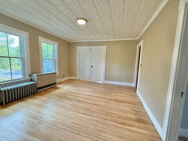 Large Living Roomo - 41 Knapp St