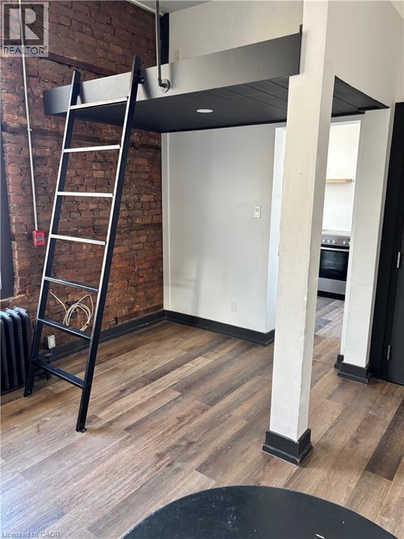 Building Photo - 123 MacNab St S