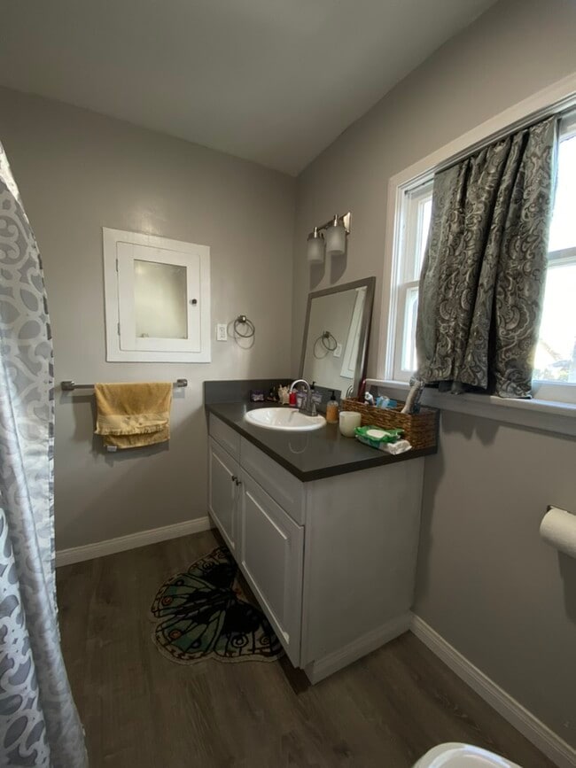 Building Photo - 3425 1/2 E 5th St