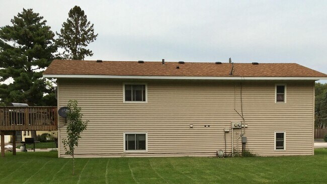 Foto del edificio - 471-473 Court St S - Upper Unit