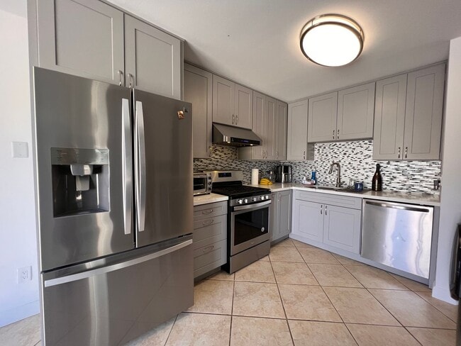 Building Photo - Completely remodeled 3 bedroom, 1 1/12 bat...