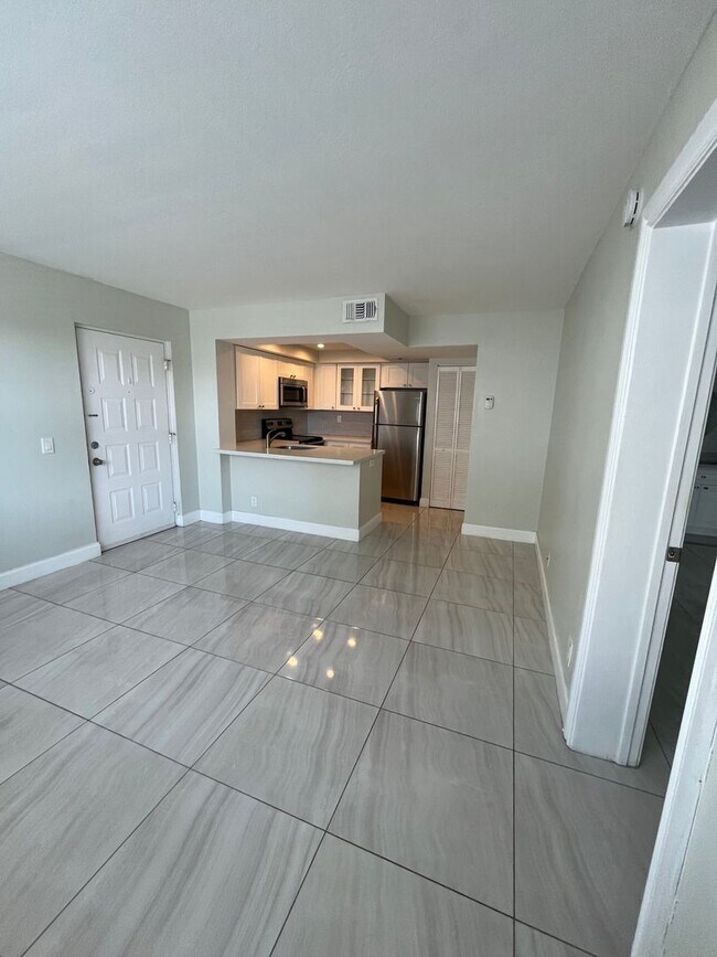 Foto del edificio - ONE BEDROOM ONE BATHROOM! FULLY RENOVATED Stainless Appliances!