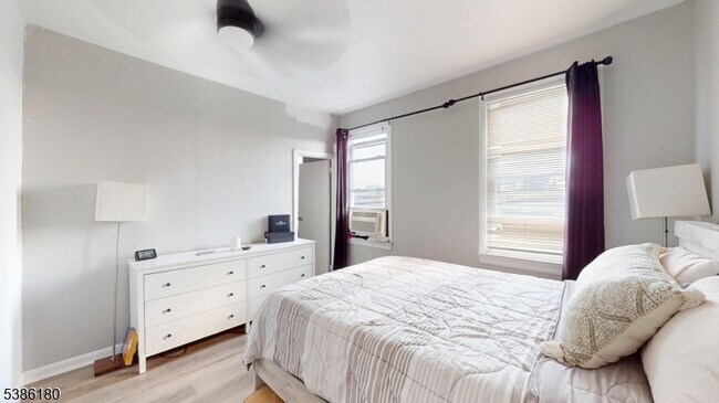 Foto del edificio - 277 2nd Ave W