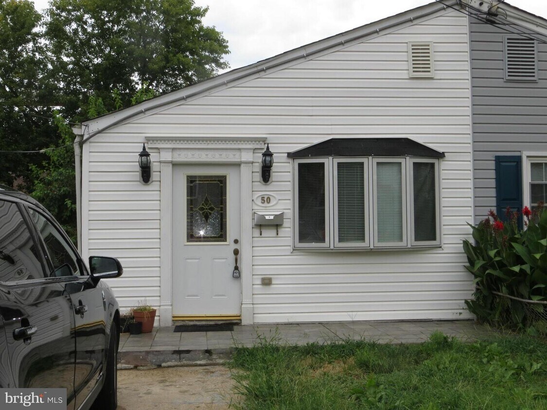 Primary Photo - 50 W Reed Ave