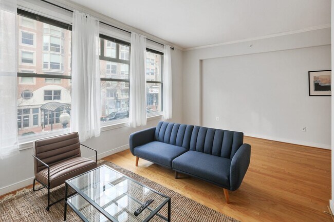 Building Photo - Queen room in 2-bed/1.0-bath Home