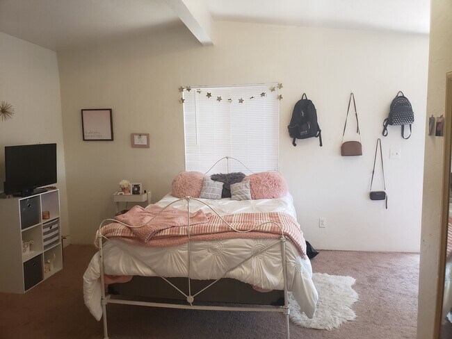 Dormitorio - 802 E Lester St