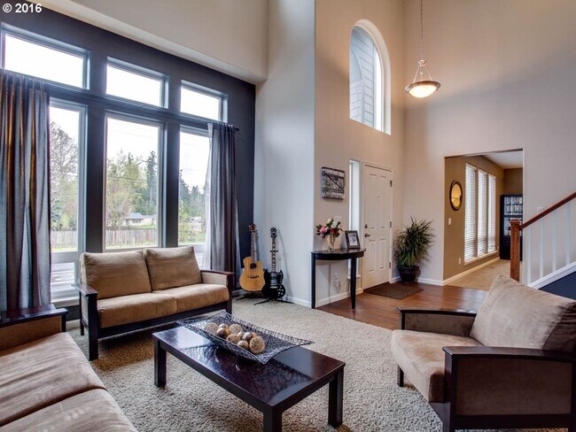 Foto del edificio - Stunning Corner-Lot Home with Soaring Ceilings, Open Floorplan, and Prime Hillsboro Location