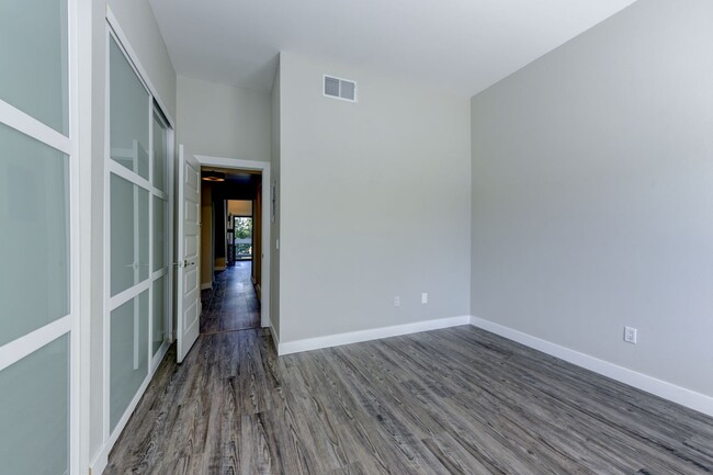 Building Photo - 2 Bedroom Condo in Great Location with Poo...