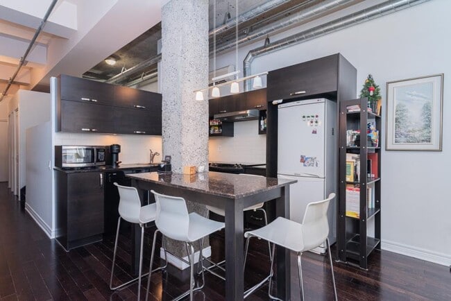 Building Photo - 1200 Saint-Alexandre