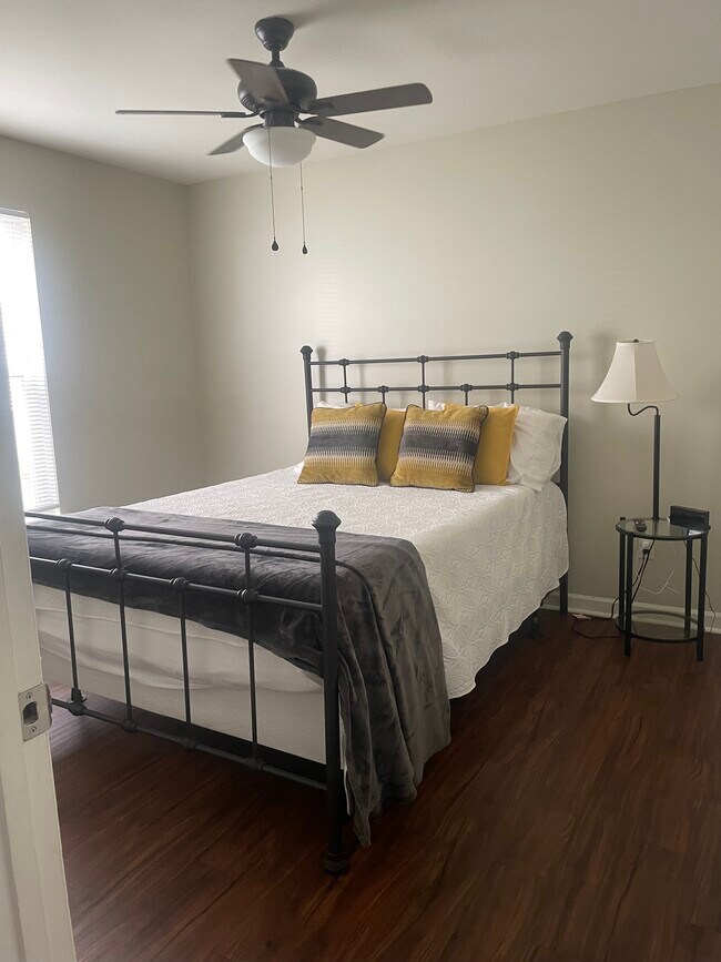 Building Photo - 1011 Oak St