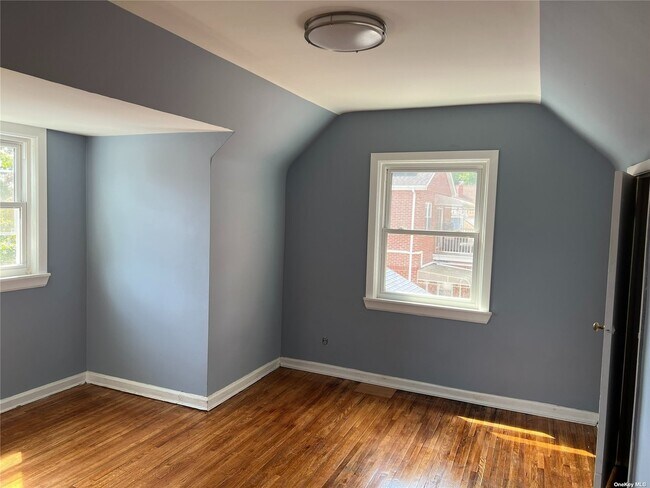 Foto del edificio - 81-52 Little Neck Pkwy