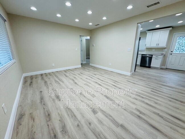 Foto del edificio - 3895 Maple St NE