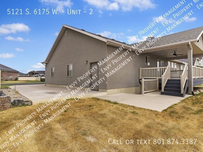 Building Photo - Gigantic 2 Bed - 1 Bath - Pet Friendly - B...