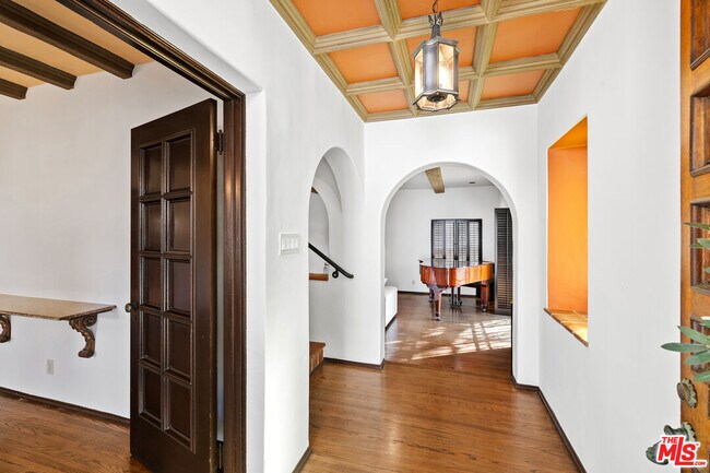 Foto del edificio - 200 S Anita Ave