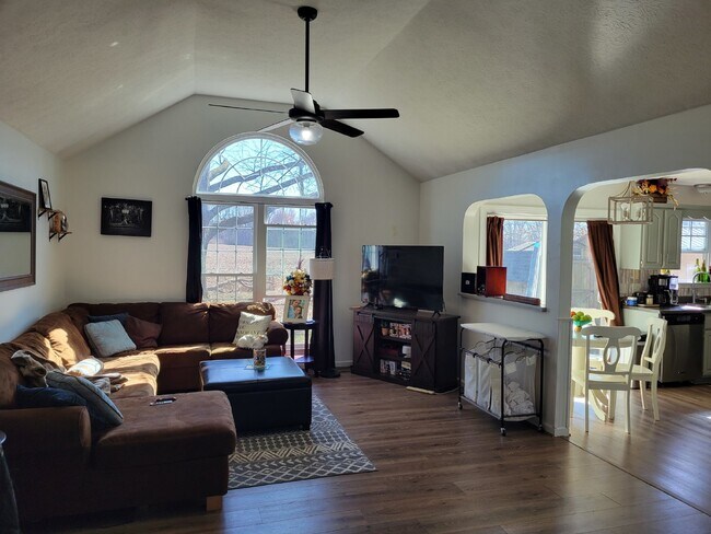 Foto del edificio - Available September 1st - This Home is Wai...