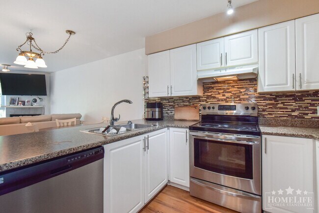 Photo du bâtiment - 2 - Bed + 2 - Bath Condo for Rent in Surrey!