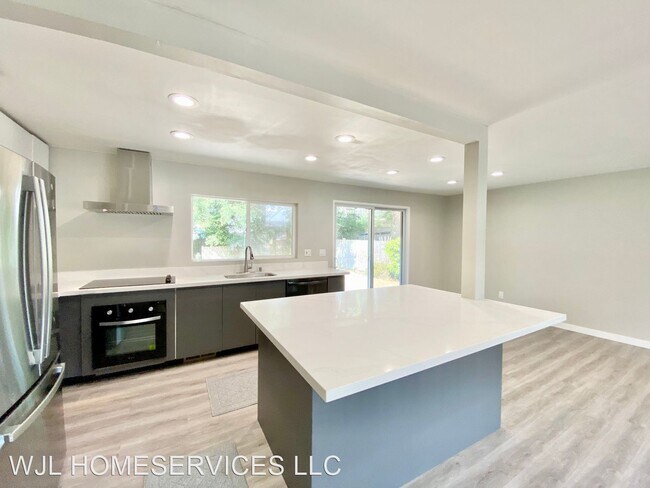 Building Photo - 5 br, 2 bath House - 15834 SE 4th St