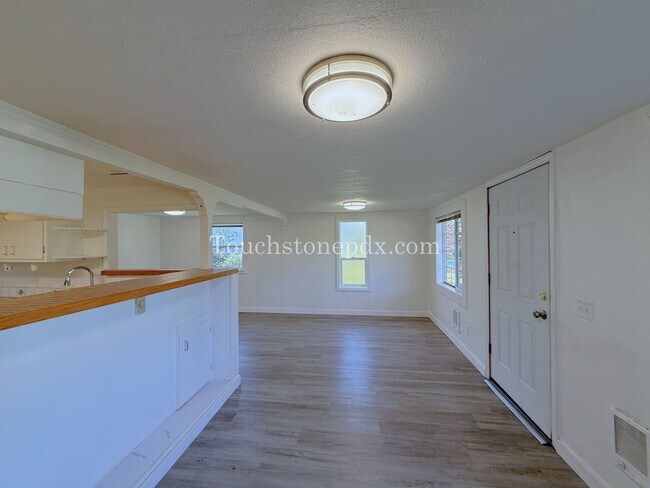 Building Photo - Charming NE Portland Home with Light Filled Living and Yard Space