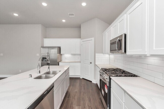 Foto del edificio - Welcome to the Drake – Where Comfort Meets Elevated Living