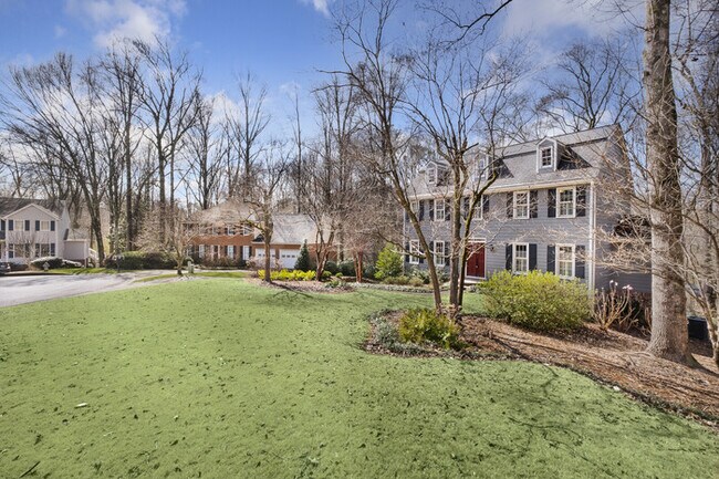 Building Photo - East cobb home! Great schools! Come check ...