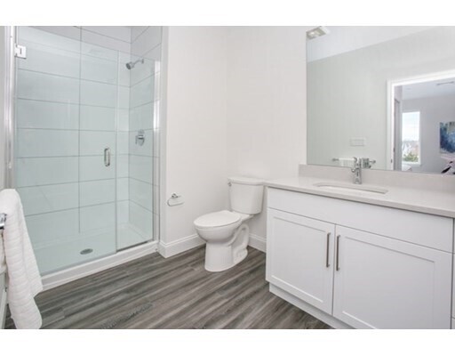 Building Photo - 475 Main St