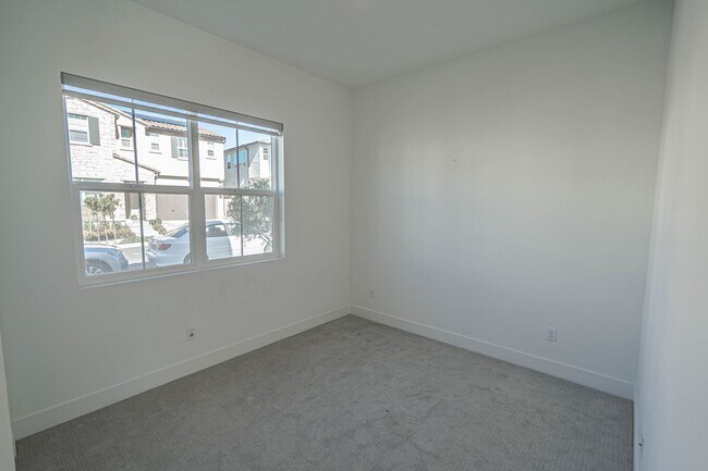 Foto del edificio - 5-Bedroom Home with Loft in Gated Victoria at Plum Canyon!