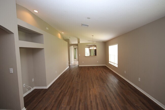 Building Photo - 3 bed, 2 bath, 2 car garage in Riverview
