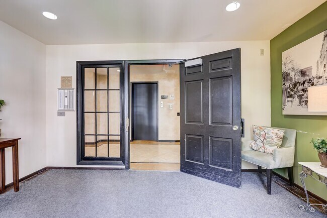 Foto del edificio - 4333 N Oakland Ave