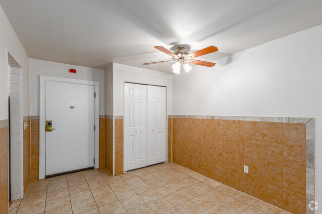 1BR, 1BA - 650SF - Dining Area - Baynard Apartments