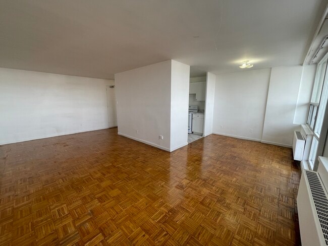 Building Photo - LARGE ONE BEDROOM - FAMILY BUILDING