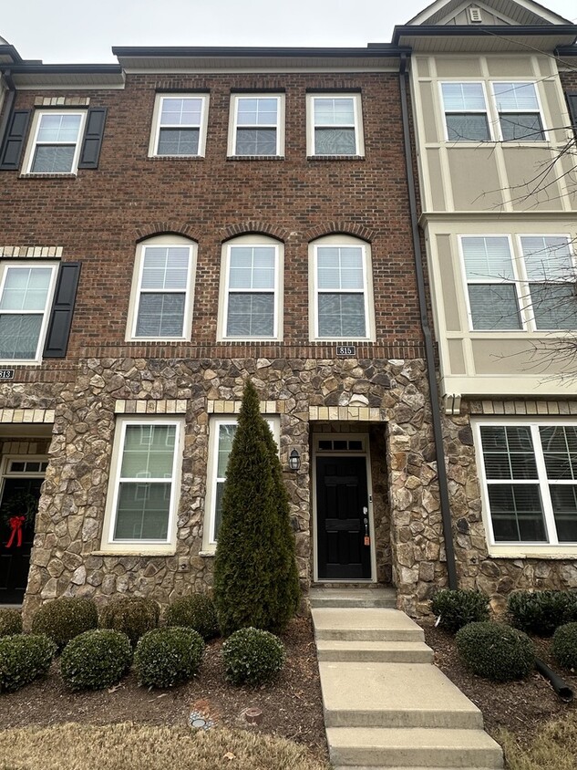 Primary Photo - Spacious Town Home Inside Beltline