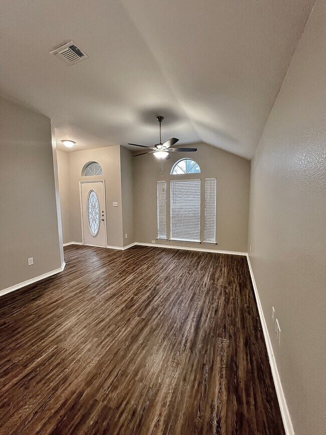 Building Photo - Spacious 4/2/2 in Cedar Hill For Rent!