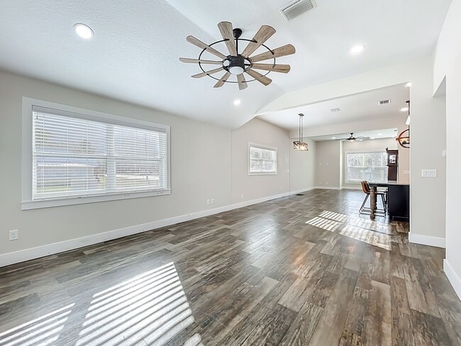 Foto del edificio - 389 S Central Ave