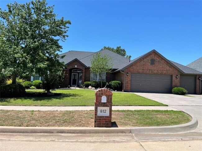 Foto del edificio - 812 Cedarbrook Dr