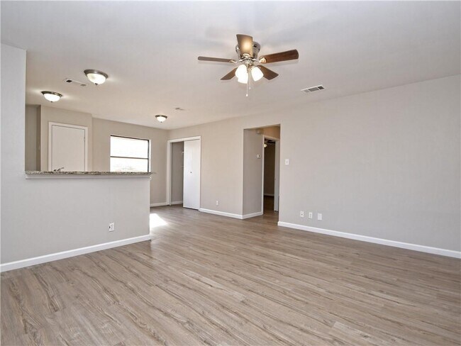 Foto del edificio - 5502 Rose Hill Cir