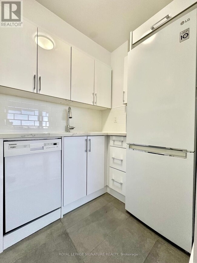 Building Photo - 666 Spadina Ave.