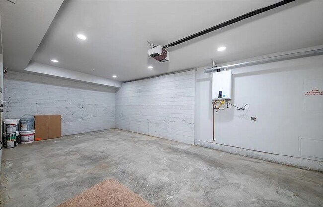 Building Photo - 2 bedroom / 2.5 bathroom home for rent $25...
