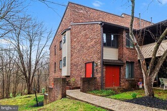 Building Photo - 910 Mountainview Dr