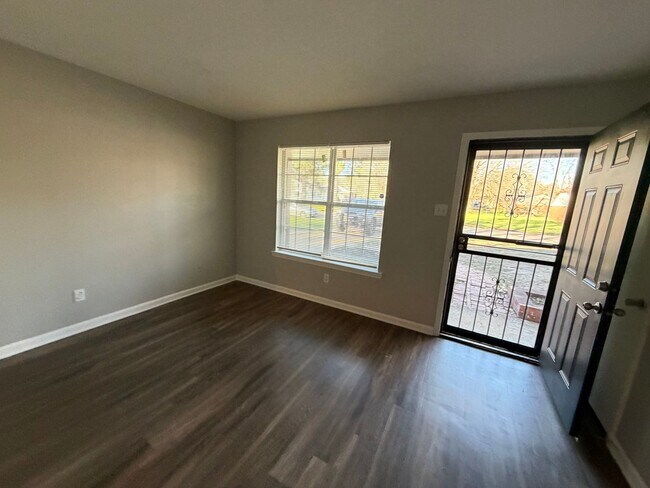 Foto del edificio - 6360 Greenbriar Dr