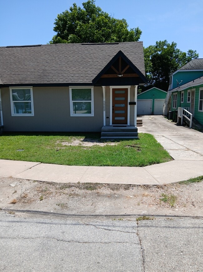 Entrada para dos coches frente a la casa. - 3904 Moore St