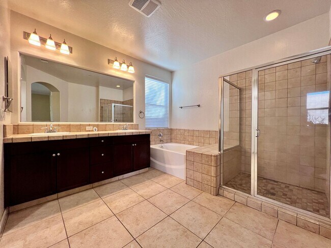 Foto del edificio - $2,695 Church & Clovis Ave., 4 Bedroom House - Edna Ave. Fresno / Energy Efficient